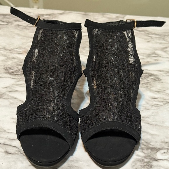 Chic Black Chunky Heel Sandals with Crisscross Straps - Picture 2 of 5